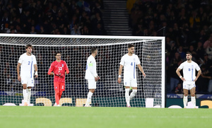 Με την πλάτη στον τοίχο η Ελλάδα