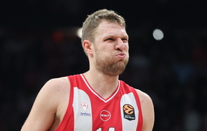 Ολυμπιακός: «Καμπάνα» στον Βεζένκοφ για το επεισόδιο με τον Πετρόπουλο