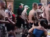 ΑΕΚ - Λέφσκι Σόφιας: Οπαδοί της βουλγαρικής ομάδας παρελαύνουν ημίγυμνοι στο Μοναστηράκι και φωνάζουν συνθήματα (video)