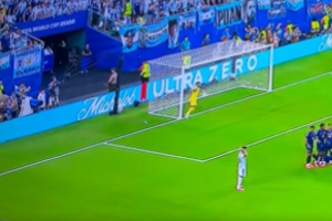 Μουντιάλ 2026: Ο Μέσι πήγε να... κλέψει για το 2-1 αλλά ο Βοζίνια τον σταμάτησε! (video)