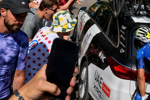 Σοκ στο Tour de France: Ποδηλάτης εγκατέλειψε μετά από σύγκρουση με αυτοκίνητο λόγω των... ανεξέλεγκτων θεατών (video)