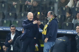 Επική στιγμή: Ο Ηλιόπουλος έδωσε στον Νίκολιτς ένα κίτρινο τριαντάφυλλο! (pics)