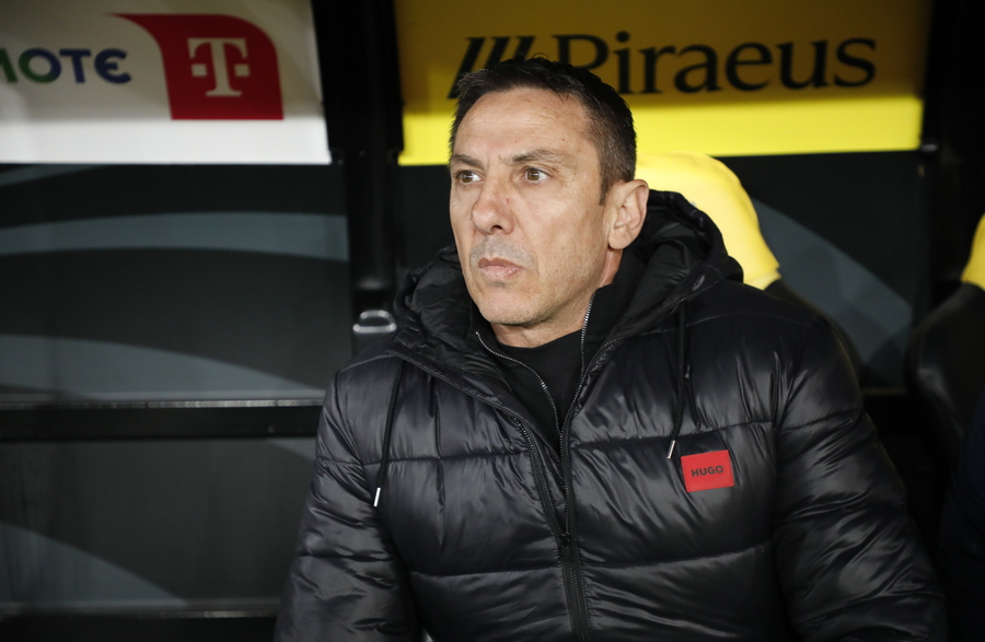 Τα «έβαλε» με τους παίκτες του ο Παπαδόπουλος: «Ασχολούνταν με άλλα πράγματα πριν το ματς με την ΑΕΚ» (video)