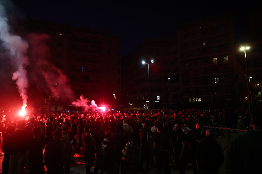 Χαμός στην Πλατεία Ναυαρίνου από τους φίλους του ΠΑΟΚ