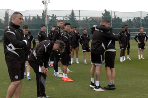 ΠΑΟΚ: Η συγκινητική στιγμή που οι παίκτες αγκαλιάζουν τον πληγωμένο Ραζβάν Λουτσέσκου (video)