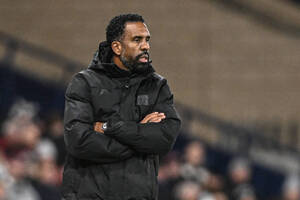 Τι γίνεται στη Σέλτικ: Οπαδοί πετάνε αντικείμενα στον προπονητή της (video)