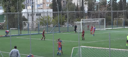 Χαμός σε αγώνα τοπικού της Αθήνας: Ποδοσφαιριστής σώριασε αντίπαλό του με μπουνιά! (video)