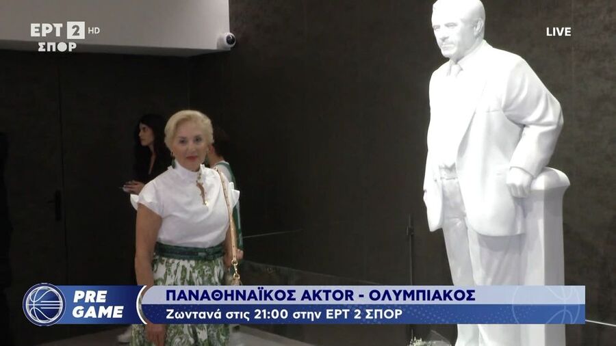 Στο άγαλμα του Παύλου Γιαννακόπουλου η σύζυγός του (video)