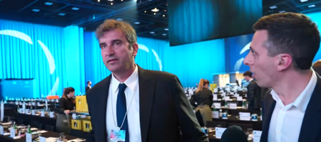 Απίθανο σκηνικό: Ο CEO της Μάντσεστερ Σίτι «βομβαρδίστηκε» από απανωτές ερωτήσεις δημοσιογράφου αλλά δεν είπε κουβέντα (video)