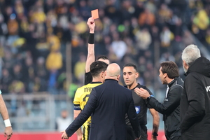 Βόλος – ΑΕΚ: Έξαλλοι οι «κιτρινόμαυροι» με τον Τσιμεντερίδη, αποβλήθηκε ο Νίκολιτς! (video)