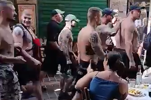 ΑΕΚ - Λέφσκι Σόφιας: Οπαδοί της βουλγαρικής ομάδας παρελαύνουν ημίγυμνοι στο Μοναστηράκι και φωνάζουν συνθήματα (video)
