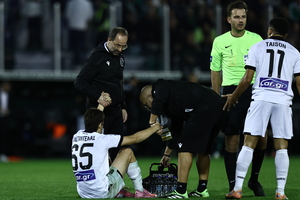 Παναθηναϊκός - ΠΑΟΚ: Αποχώρησε με πρόβλημα τραυματισμού ο Κωνσταντέλιας (video)