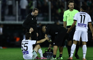 Παναθηναϊκός - ΠΑΟΚ: Αποχώρησε με πρόβλημα τραυματισμού ο Κωνσταντέλιας (video)