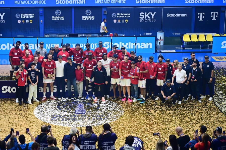 Η απονομή του Super Cup στον Ολυμπιακό (video)