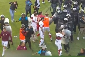 Απίστευτο ξύλο μεταξύ παικτών στα πλει-οφ Αργεντινής: Έκαναν χρήση σπρέι πιπεριού οι αστυνομικοί! (video)