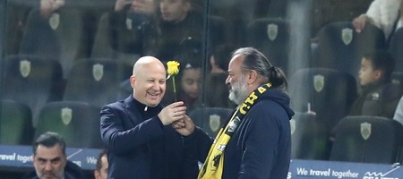 Επική στιγμή: Ο Ηλιόπουλος έδωσε στον Νίκολιτς ένα κίτρινο τριαντάφυλλο! (pics)