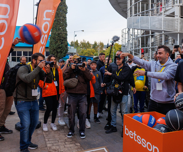 Η Betsson απογείωσε την πρεμιέρα του Αυτοκράτορα – Ο Richard Hsiao στο πλευρό του κόσμου και της ομάδας