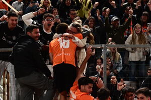 ΠΑΟΚ - ΟΦΗ: Ο Νους κάνει την ανατροπή και τρέχει στην αγκαλιά της μητέρας του! (video)