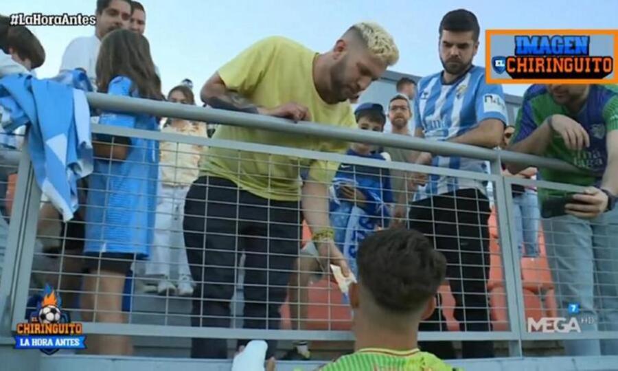 Οπαδός ζήτησε τη φανέλα παίκτη της Μάλαγα κι αυτός του ζήτησε 50 ευρώ για να την δώσει (video)
