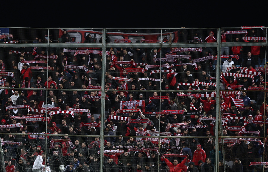 Ολυμπιακός: Σύνθημα υπέρ Μπαρτζώκα από τους οπαδούς στην Τρίπολη (video)