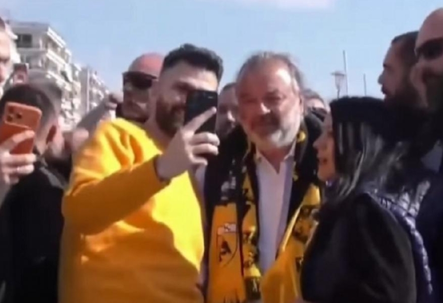 Στο «Πανθεσσαλικό» και ο Ηλιόπουλος – Αποθεώθηκε από τους οπαδούς της ΑΕΚ (video)