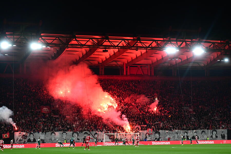 «Ματώστε τη φανέλα»: Οπαδοί του Ολυμπιακού στην προπόνηση και... ντόπες ενόψει του ντέρμπι «αιωνίων»