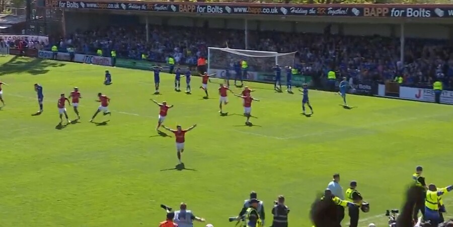 Νάσιοναλ Λιγκ: Χιτσκοκικό φινάλε στο ντέρμπι ανόδου - Γκολ στο 90+5', εισβολή οπαδών για πανηγυρισμούς και ισοφάριση-μαχαιριά στο 90+13'! (video)