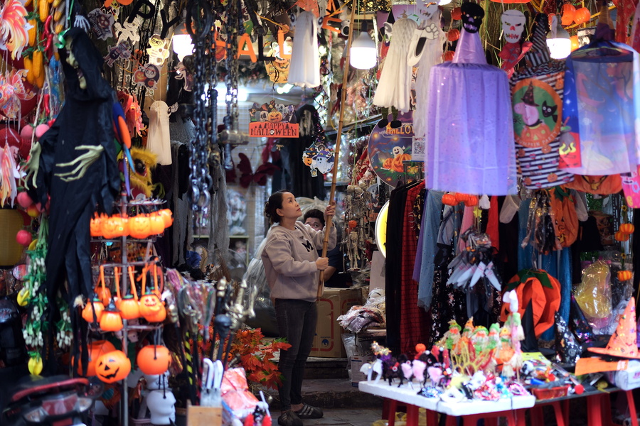 Halloween 2026: Πότε γιορτάζεται, τι συμβολίζει και γιατί σκαλίζουμε κολοκύθες