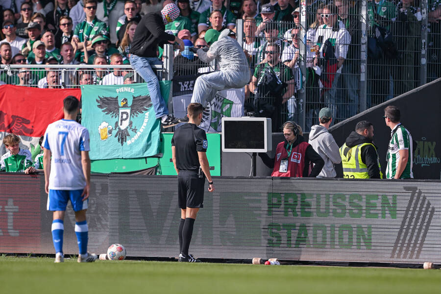 Απίθανο: Οπαδός της Πρόισεν Μίνστερ μπήκε στο γήπεδο και έβγαλε την πρίζα από την οθόνη VAR (video)