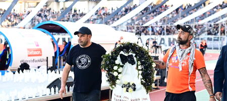 Συγκινητική στιγμή στο Πανθεσσαλικό: Οπαδοί του ΟΦΗ κατέθεσαν στεφάνια για τα αδικοχαμένα «αετόπουλα» του ΠΑΟΚ (video)