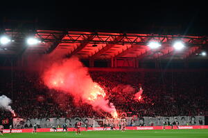 «Ματώστε τη φανέλα»: Οπαδοί του Ολυμπιακού στην προπόνηση και... ντόπες ενόψει του ντέρμπι «αιωνίων»