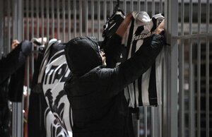 ΠΑΟΚ: Λουλούδια, κεριά και κασκόλ στο γήπεδο της Τούμπας (photos)