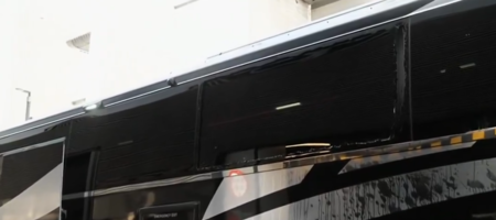 Άναψαν τα αίματα πριν τον τελικό ανόδου της Τσάμπιονσιπ: Άγνωστοι έσπασαν τζάμι στο πούλμαν της Χαλ! (video)