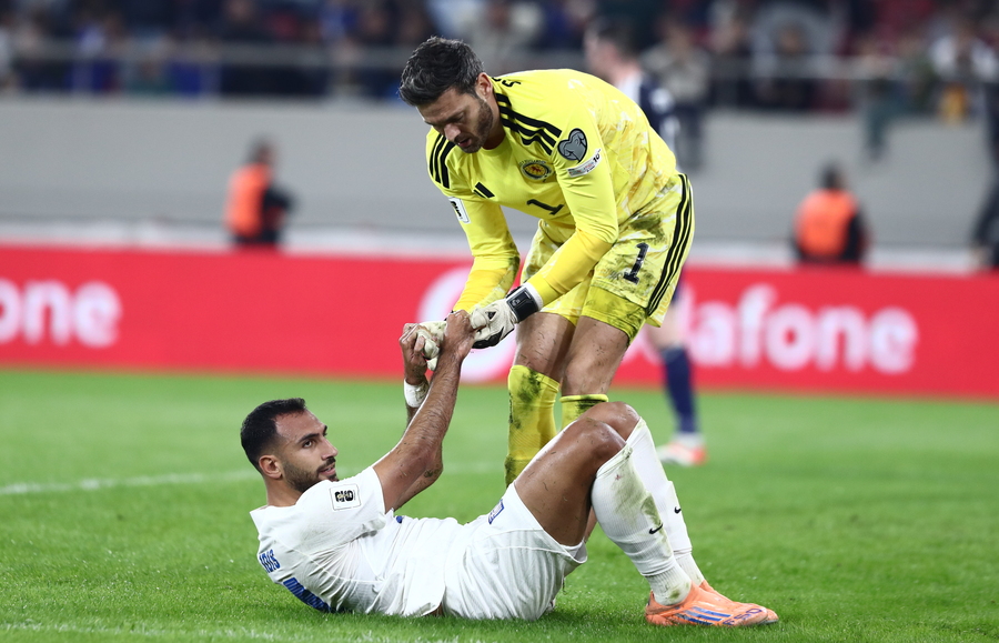 Ελλάδα - Σκωτία: Αποχώρησε τραυματίας ο Παυλίδης (video)