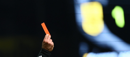 «Πράσινο φως» από το IFAB για κόκκινη κάρτα σε παίκτες που καλύπτουν το στόμα τους σε στιγμές έντασης!