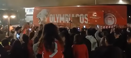 Ολυμπιακός: «Ερυθρόλευκη» νύχτα στο Αγρίνιο με καπνογόνα και συνθήματα κατά την άφιξη της αποστολής! (vid)