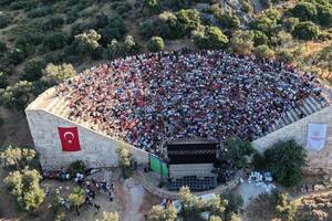 Χιλιάδες Τούρκοι συγκεντρώθηκαν στο αρχαίο θέατρο του Αντίφελλου και είδαν τον αποκλεισμό της Τουρκίας από το Μουντιάλ! (video)