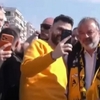 Στο «Πανθεσσαλικό» και ο Ηλιόπουλος – Αποθεώθηκε από τους οπαδούς της ΑΕΚ (video)