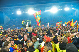 Λανς: Στήθηκε πάρτι στον αγωνιστικό χώρο μετά την πρόκριση στον τελικό του Κυπέλλου Γαλλίας! (video)