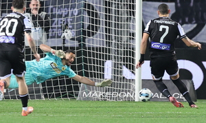 ΠΑΟΚ – ΑΕΚ: Ο Στρακόσα απέκρουσε το πέναλτι του Γιακουμάκη! (video)