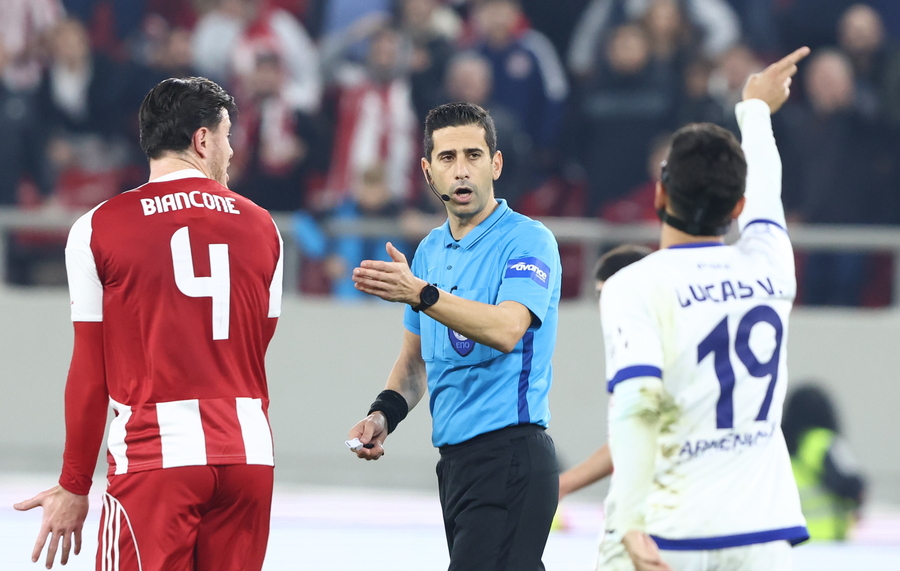 «Βράζει» ο Ολυμπιακός με τη διαιτησία του Ευαγγέλου και κάνει λόγο για δυσφήμιση του ποδοσφαίρου!