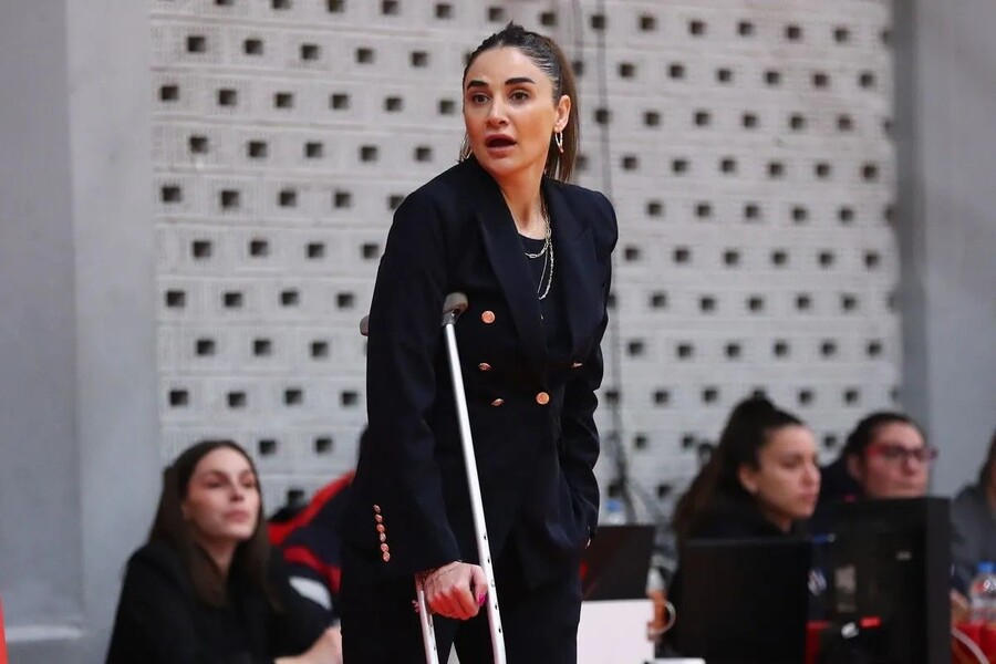 Ολυμπιακός - Παναθηναϊκός: Πέταξε την πατερίτσα της και έβγαλε το σακάκι η... ξαναμμένη Ερντέμ (video)