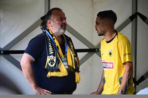 ΑΕΚ: Με πατερίτσες στην Allwyn Arena ο Γκατσίνοβιτς (pics)