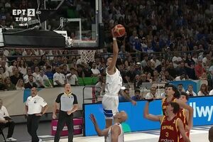 Ελλάδα - Ισπανία: «Πέταξε» ο Καλαϊτζάκης για μεγαλοπρεπές "στοπ" στον Ντε Λαρέα (video)