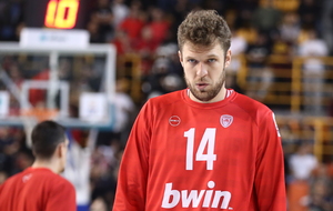 Ολυμπιακός: «Πονοκέφαλος» με Βεζένκοφ