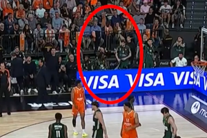 Παναθηναϊκός: Παρουσίασε βίντεο με σεκιουριτά της Βαλένθια να πιάνει τον Ρογκαβόπουλο από το χέρι και να του ζητά να καθίσει στον πάγκο