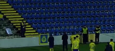 Απίθανη στιγμή: Οι παίκτες της Αρούκα ευχαρίστησαν τον μοναδικό οπαδό που ακολούθησε την ομάδα στον εκτός έδρας αγώνα με την Σάντα Κλάρα (video)