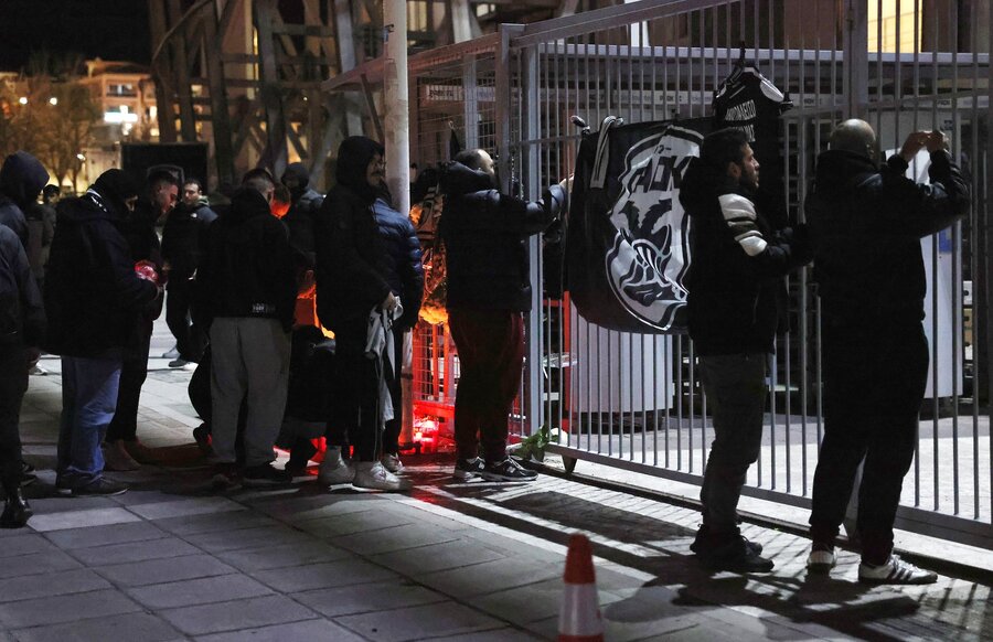 ΠΑΟΚ: Λουλούδια, κεριά και κασκόλ στο γήπεδο της Τούμπας (photos)