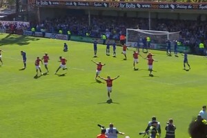 Νάσιοναλ Λιγκ: Χιτσκοκικό φινάλε στο ντέρμπι ανόδου - Γκολ στο 90+5', εισβολή οπαδών για πανηγυρισμούς και ισοφάριση-μαχαιριά στο 90+13'! (video)