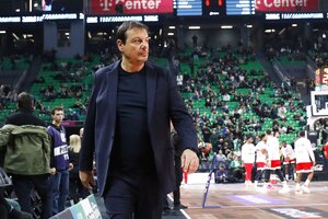 Ο Άταμαν αρνήθηκε να μιλήσει στην ΕΡΤ: «Αυτό ήταν θέατρο, όχι αγώνας μπάσκετ!» (video)